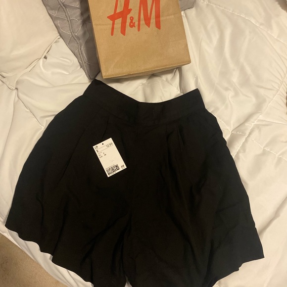 H&M Pants - NWT H&M high waisted flowy shorts!